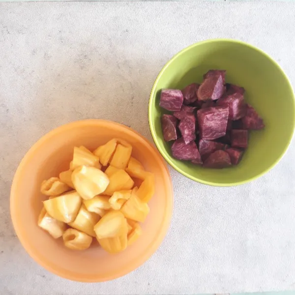 Pisahkan daging buah nangka dari bijinya lalu potong sesuai selera. Kupas ubi, potong dadu lalu cuci bersih.