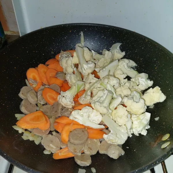 Masukkan bakso, wortel dan kembang kol. Aduk rata.