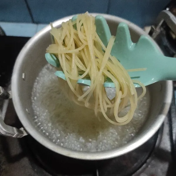 Rebus spaghetti hingga al-dente lalu angkat dan tiriskan.