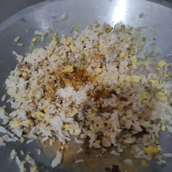 Masukkan nasi, bumbui dengan kaldu jamur, bubuk kari, dan shoyu.