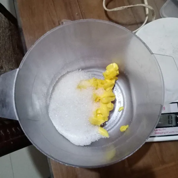 Masukkan mentega, gula & vanili ke wadah. Mixer dengan kecepatan sedang hingga pucat & mengembang.