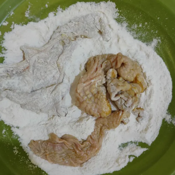 Gulingkan ke dalam tepung sambil dipijit supaya tepung lebih menempel.