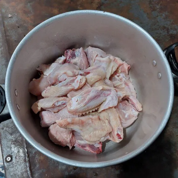 Siapkan daging ayam, potong-potong sesuai selera