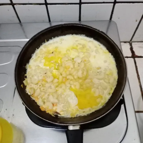 Masukkan macaroni. Aduk rata. Tambahkan telur. Aduk cepat.