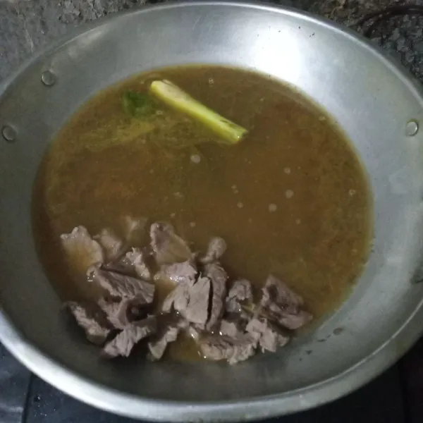 Masukkan daging sapi, garam, lada dan kaldu bubuk.