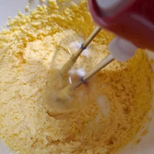 Mixer margarin, gula pasir, dan vanili dengan kecepatan tinggi sampai pucat serta mengembang.
