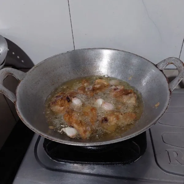 Setelah ½ matang, balik ayam dan masukkan bawang putih, goreng dengan api sedang hingga ayam matang merata, angkat dan tiriskan. Ayam goreng bawang putih siap disajikan