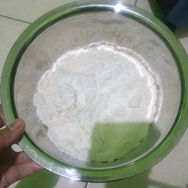 Campurkan tepung dan gula halus aduk rata.