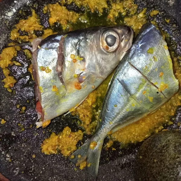 Masukkan ikan dan marinasi ikan 10 menit.