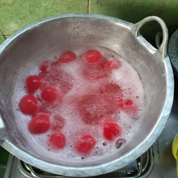 Lalu rebus klepon merah sampai matang dan mengambang.