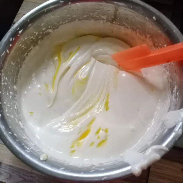 Masukkan margarin leleh, aduk balik dengan spatula sampai tercampur rata.