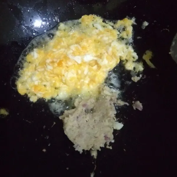 Panaskan minyak, orak - arik telur, pinggirkan, masukkan bumbu halus dan tumis bumbu hingga harum.