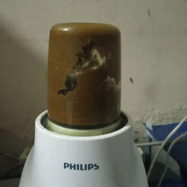 Blender semua bahan bumbu halus.