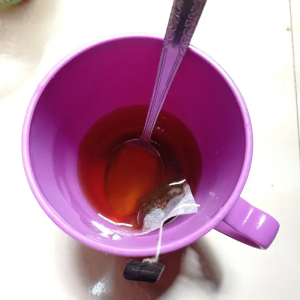 Seduh teh dengan 100 ml air, beri gula pasir aduk rata biarkan sampai berubah warna, sisihkan.