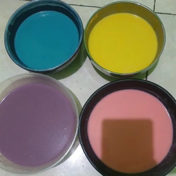 Bagi 4 bagian sama rata lalu beri pewarna sesuai selera.