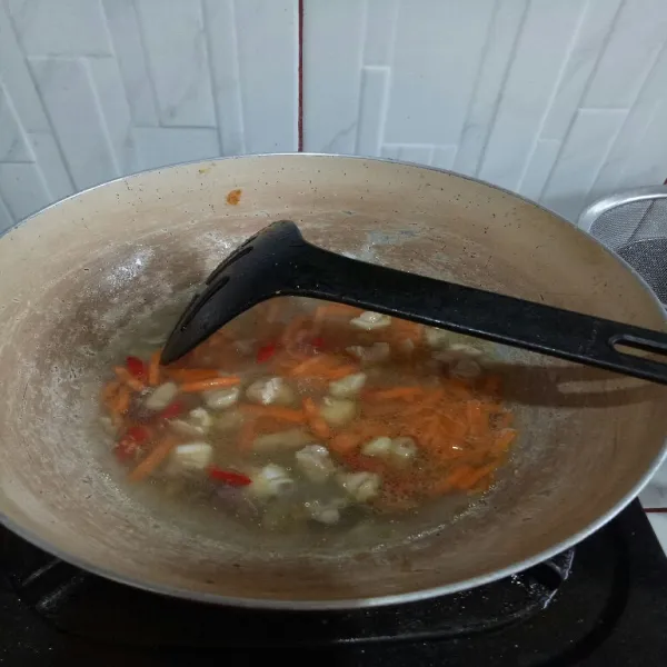 Masukkan wortel, lalu beri air masak sebentar.