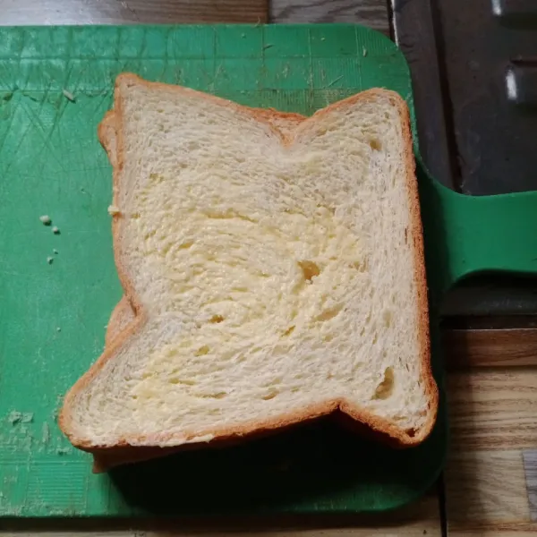 Tumpuk roti menjadi satu. Oles margarin bagian atas dan bawahnya.