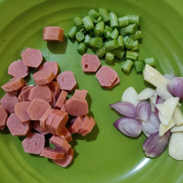 Siapkan bawang merah, bawang putih, buncis dan sosis.