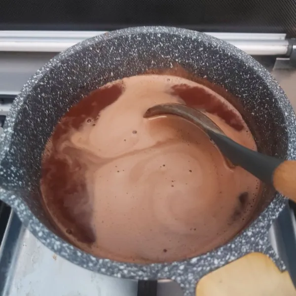 Buat puding coklat sesuai petunjuk kemasan.