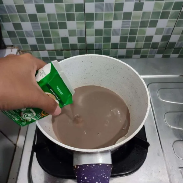 Masukkan susu coklat ke dalam milk pan.