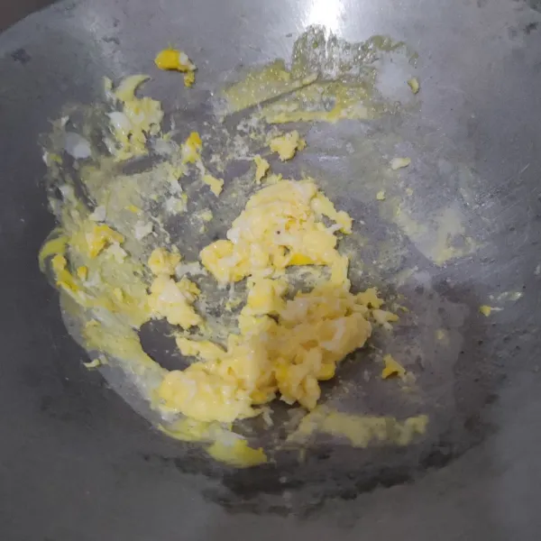 Panaskan pan beri minyak, masukkan telur, kemudian orak-arik.