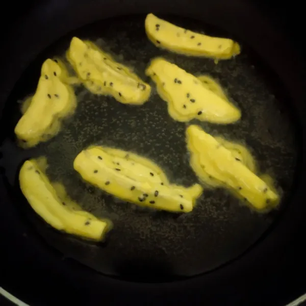 Goreng pisangnya hingga matang dan siap disajikan.
