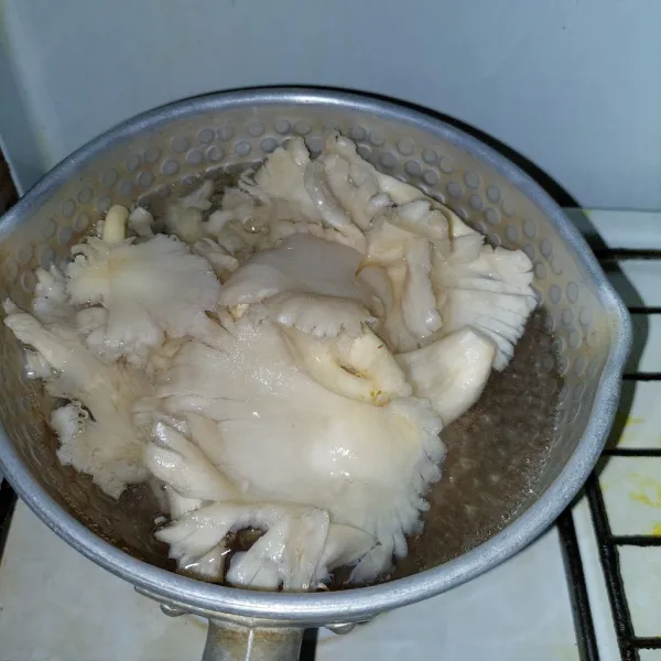 Cuci jamur tiram, lalu rebus dan tiriskan.