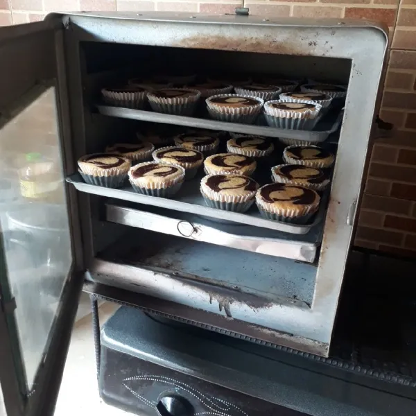 Panggang dalam oven yang sudah dipanaskan, gunakan api sedang. 35 menit rak bawah dan 15 menit rak atas, sesuaikan dengan oven masing - masing.