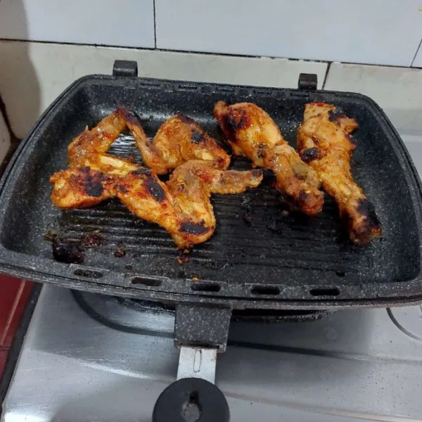 Siapkan teflon, masukkan ayam yang telah dimasak tadi, lalu olesi dengan sisa bumbu masak ayam sebelumnya, masak hinga ayam agak gosong dan siap disajikan
