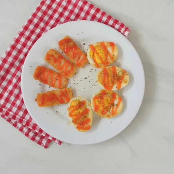 Tata di piring, beri saus sambal dan taburi parsley.