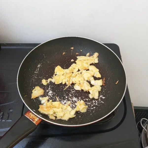 Kocok lepas telur, lalu masak orak arik dengan sedikit mentega. Angkat dan sisihkan.