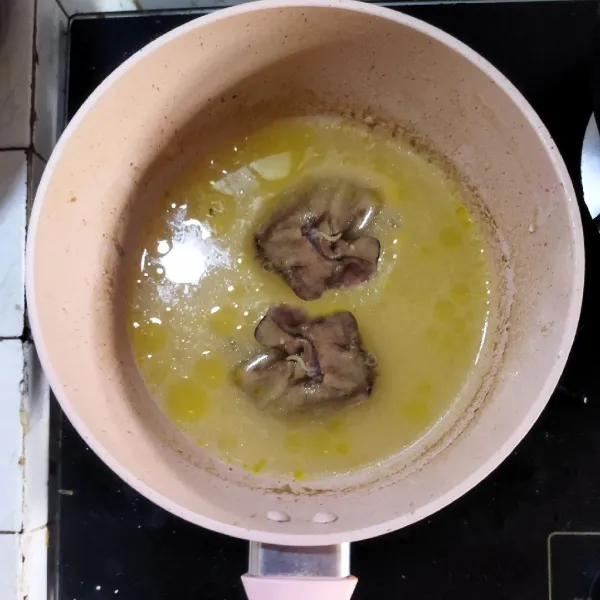 Rebus hati ayam bersama sedikit garam hingga matang. Angkat dan potong dadu. Sisihkan air rebusan untuk bahan kuah kaldu.