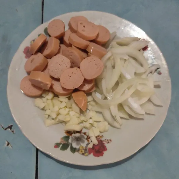 Cincang bawang putih, bawang bombai dan sosis lalu sisihkan.