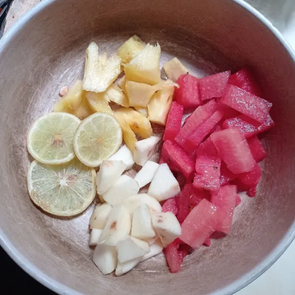 Potong - potong semua buah, sisihkan.