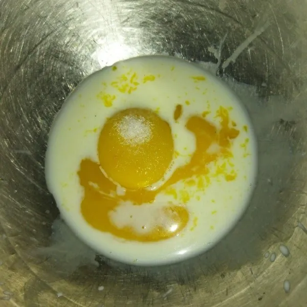 Siapkan wadah, masukkan kuning telur, susu cair dan vanilli bubuk, aduk rata.