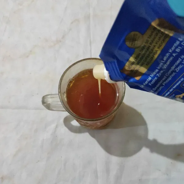 Lalu tuang krimer kental manis.
