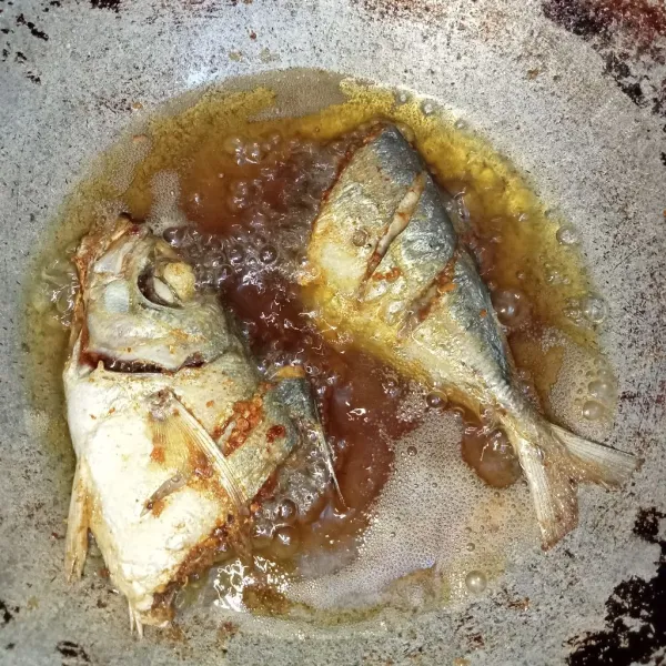 Panaskan minyak secukupnya lalu masukkan ikan, goreng ikan hingga kuning kering keemasan angkat dan tiriskan.