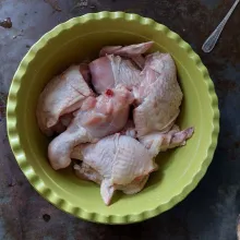 Siapkan daging ayam, potong-potong sesuai selera