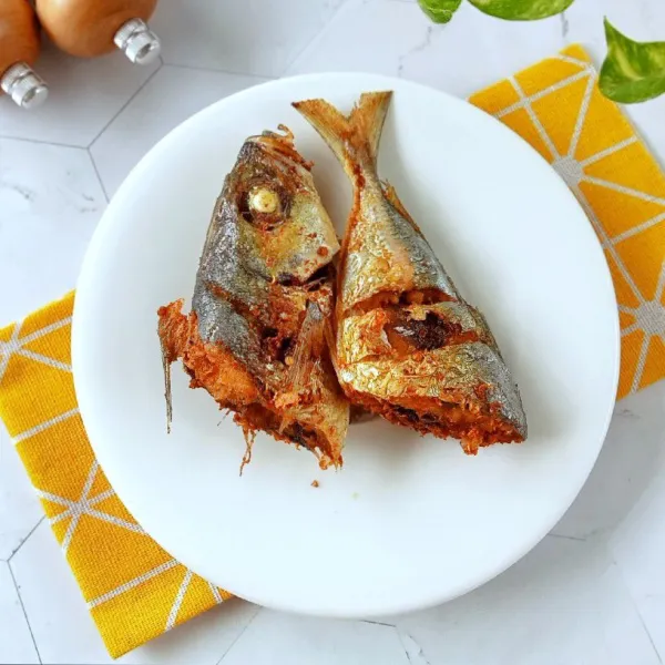 Ikan siap dinikmati dengan aneka sambal favorit.