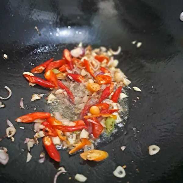 Tumis bawang putih dan bawang merah sampai harum, masukan cabe, aduk rata.