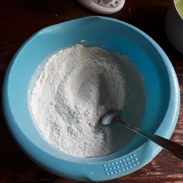 Campurkan tepung beras, terigu, tapioka, gula, garam dan minyak, aduk rata.