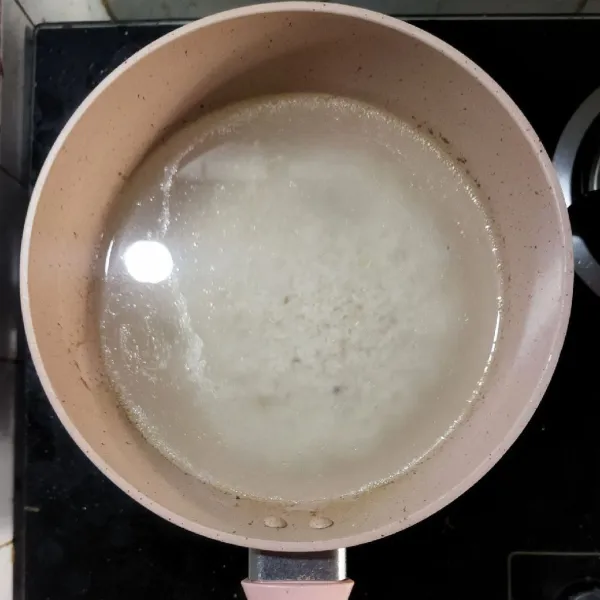 Panaskan minyak, tumis bawang putih, masukkan sedikit air dan semua bahan nasi tim. Masak hingga 1/2 matang dan air menyusut. Angkat.