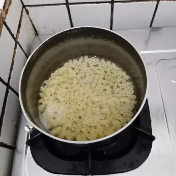 Rebus macaroni hingga matang. Angkat & tiriskan.
