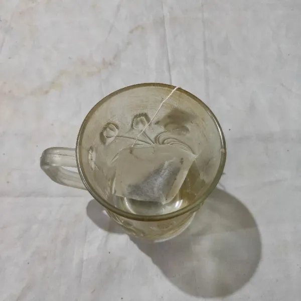 Masukkan teh celup ke dalam gelas saji.