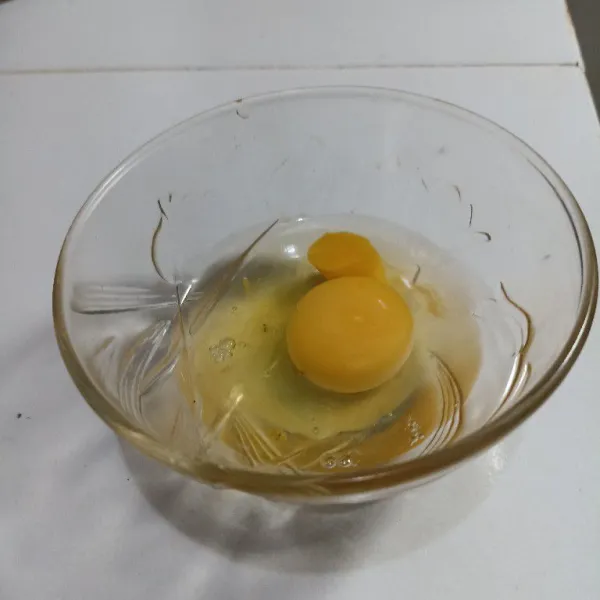 Siapkan telur, masukan bumbu halus & kocok rata