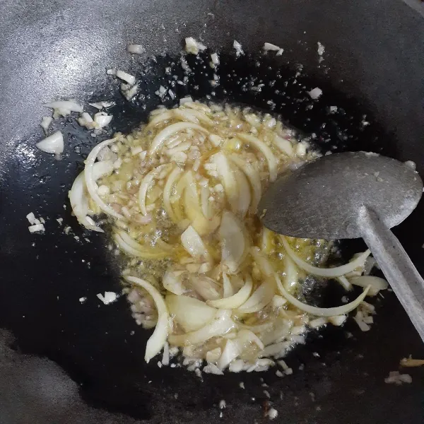 Panaskan minyak dan margarin dengan api sedang, lalu tumis bawang merah, bawang putih, bawang bombay hingga layu.