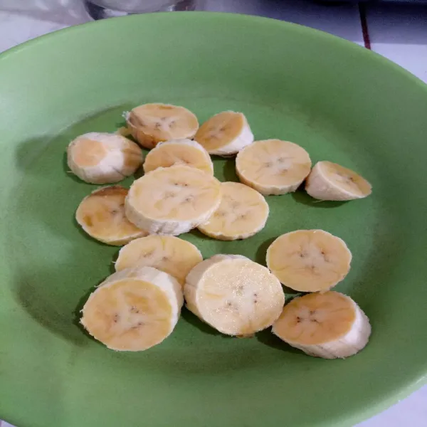 Potong buah pisang.