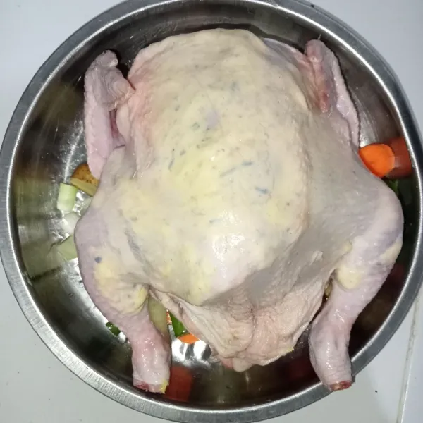 Letakkan ayam di atas sayuran.