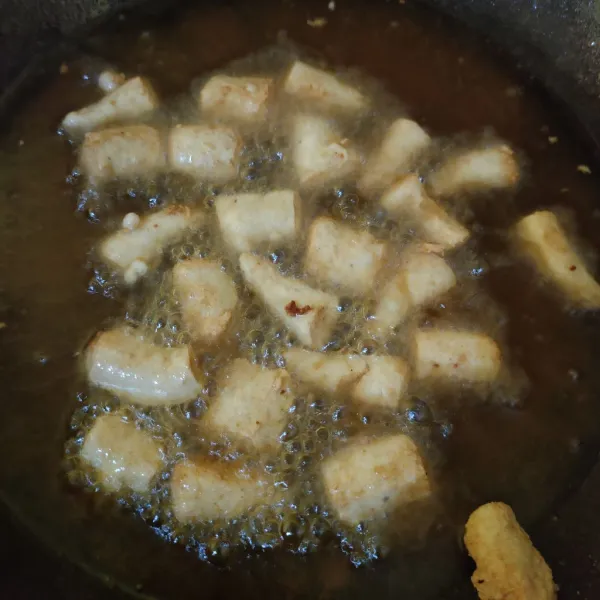 Goreng otak-otak hingga matang.