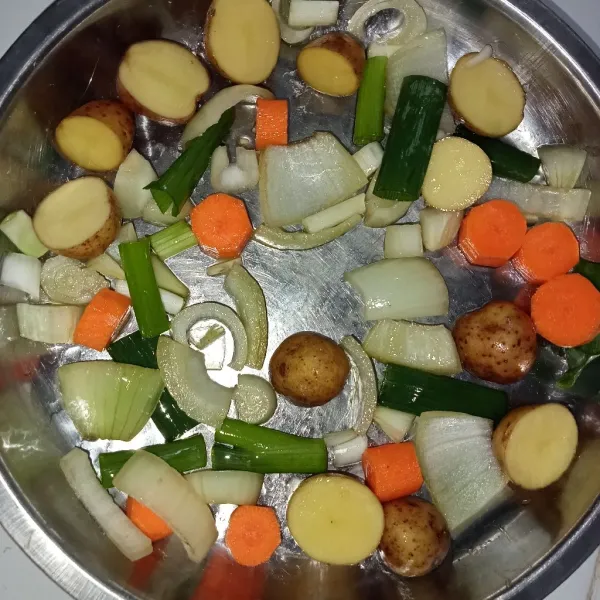 Letakkan sayuran didalam piring panggang, tuang olive oil aduk rata.